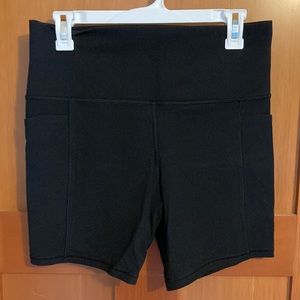 Athleta Salutation Stash Pocket II 7 inch Short, Size Large, Black, Like New